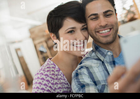 Un couple, homme et femme posant pour une selfy. Banque D'Images