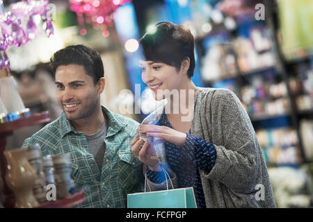 Un couple, un homme et une femme dans un magasin de la ville, shopping. Banque D'Images