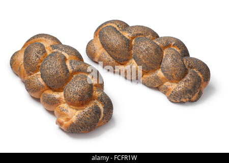 Pain Challah frais entier de graines de pavot sur fond blanc Banque D'Images