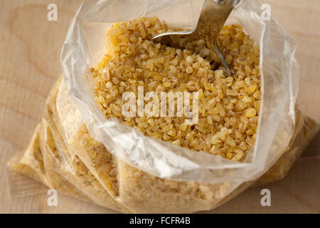 Les grains de boulgour cru dans un sac en cellophane Banque D'Images