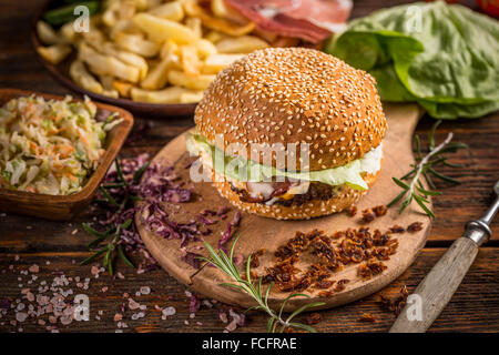 Burger fait maison rustique sur fond de bois Banque D'Images