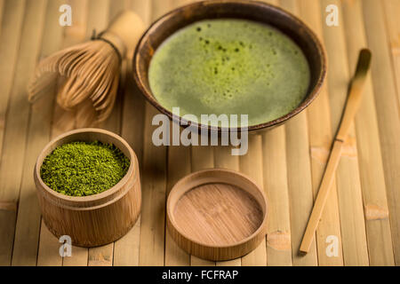 La vie toujours avec accessoires japonais Matcha thé vert dans un bol et Banque D'Images