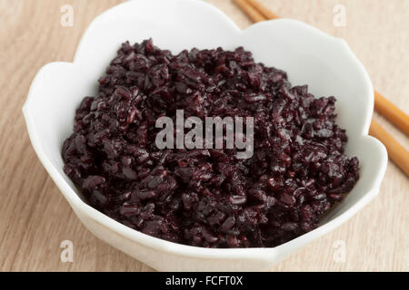 Bol blanc noir avec du riz cuit Banque D'Images