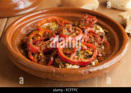 Poisson marocain tagine avec chermoula et poivrons rouges Banque D'Images