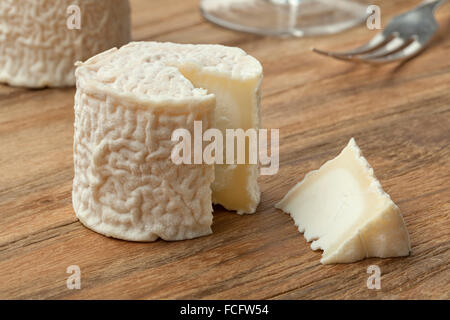 Petit fromage de chèvre Français et d'un morceau Banque D'Images