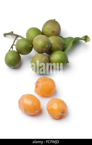 Fruits frais quenepa sur fond blanc Banque D'Images