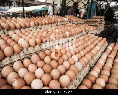 Rangées de brown d'œufs, à un marché de producteurs à Skopje, Macédoine, l'Europe. Banque D'Images