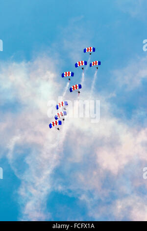 L'équipe de démonstration de parachutisme faucons de la RAF à l'exécution de Weston-Super-Mare air festival en juin 2014 Banque D'Images