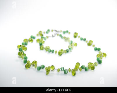 Perles en verre assorti Collier et bracelet vert sur fond blanc. Banque D'Images