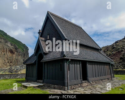 Église en bois peint en noir sur l'île de Heimaey, partie de Vestmannaeyjar, également connu sous le nom de Îles Westman. Banque D'Images