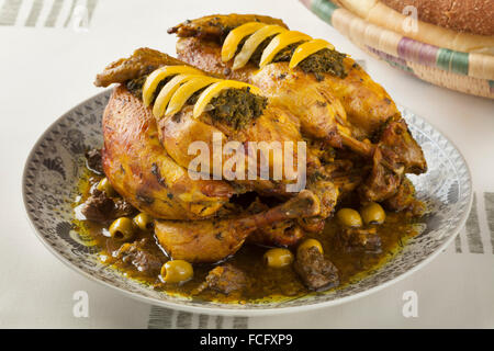 Plat de poulet avec chermoula marocain, olives et citron préservé Banque D'Images