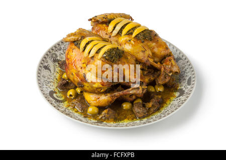 Plat de poulet avec chermoula marocain, olives et citron préservé sur fond blanc Banque D'Images