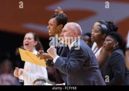 21 janvier 2016 : entraîneur adjoint Doyen de la Tennessee Lockwood Dame bénévoles pendant l'entre jeu de basket-ball de NCAA de l'Université du Tennessee Lady bénévoles et l'Université Vanderbilt Commodores à Thompson Boling Arena de Knoxville TN Tim Gangloff/CSM Banque D'Images