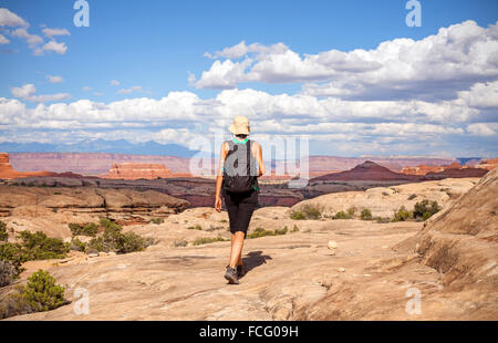 Sac à dos femme marche avec des randonneurs en montagne, Utah, USA. Banque D'Images