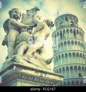La Fontana dei Putti statue et la Tour Penchée de Pise, Italie. Style rétro droit filtré Banque D'Images