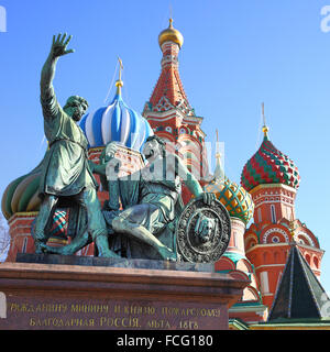 La cathédrale Saint-Basile et monument de minine et Pojarski sur la place Rouge à Moscou, Russie Banque D'Images