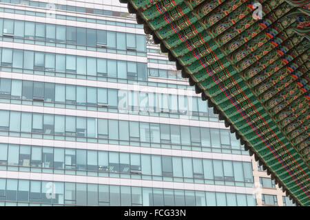 Contraste entre l'immeuble de bureaux et le toit du temple Jogyesa, temple bouddhiste, Séoul, Corée du Sud Banque D'Images