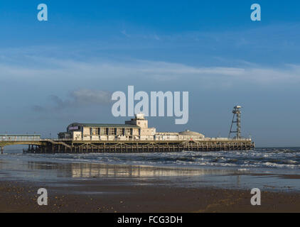 L'après-midi le soleil brille sur la jetée et la plage de l'Ouest sous un ciel bleu à Bournemouth, Dorset, England, UK. Banque D'Images