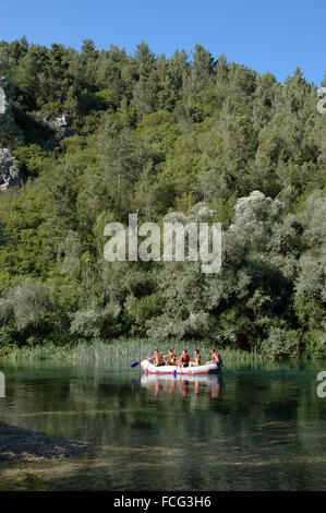 Les loisirs du rafting sur la rivière Cetina près d'Omiš, Dalmatie, Croatie Banque D'Images