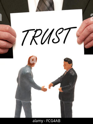 Concept de fiducie 2 miniatures en costumes shaking hands Banque D'Images