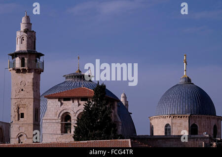 Vue sur le minaret de la mosquée d'Omar ibn Khattab situé en face de la cour sud de l'église du Saint-Sépulcre dans la région du Muristan du quartier chrétien. Vieille ville Jérusalem est Israël Banque D'Images