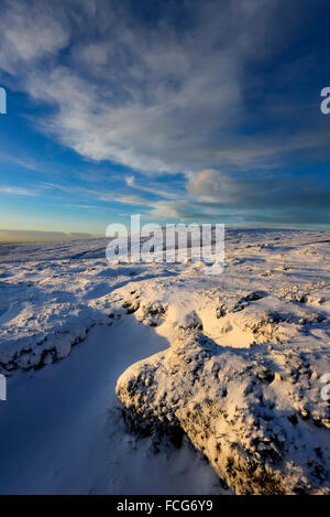 Moorland Snowy à côté du Pennine Way dans le Derbyshire Glossop ci-dessus sur une magnifique soirée d'hiver au coucher du soleil. Banque D'Images