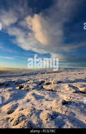 Moorland Snowy à côté du Pennine Way dans le Derbyshire Glossop ci-dessus sur une magnifique soirée d'hiver au coucher du soleil. Banque D'Images