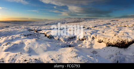 Moorland Snowy à côté du Pennine Way dans le Derbyshire Glossop ci-dessus sur une magnifique soirée d'hiver au coucher du soleil. Banque D'Images