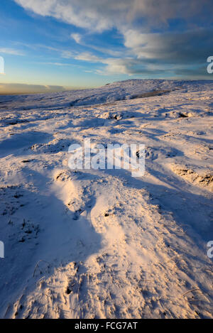 Moorland Snowy à côté du Pennine Way dans le Derbyshire Glossop ci-dessus sur une magnifique soirée d'hiver au coucher du soleil. Banque D'Images