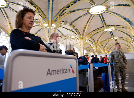 (160122) -- WASHINGTON, D.C., 22 janvier 2016 (Xinhua) -- Les passagers à attendre en ligne à l'enregistrement à l'Aéroport National Ronald Reagan de Washington, DC, le 22 janvier 2016. Washington, DC et un autre cinq états américains le long de la côte Est des États-Unis sur l'état d'urgence déclaré jeudi que la région a été prépare donc pour une tempête historique au cours du week-end qu'on attendait de vider jusqu'à 2 pieds de neige. Les principales compagnies aériennes ont commencé à annuler des vols pour vendredi et samedi. Selon FlightAware, un site de suivi de vol, au moins 2 000 vols le vendredi et un autre le samedi 3 000 devaient être signification Banque D'Images