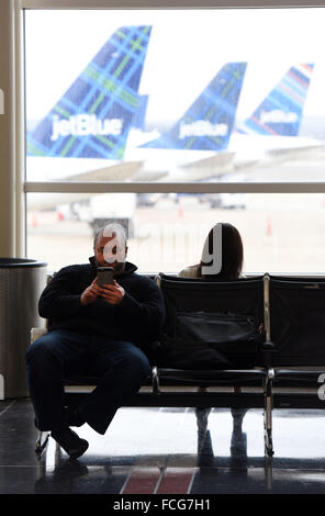 (160122) -- WASHINGTON, D.C., 22 janvier 2016 (Xinhua) -- passagers attendent pour les vols à l'Aéroport National Ronald Reagan de Washington, DC, le 22 janvier 2016. Washington, DC et un autre cinq états américains le long de la côte Est des États-Unis sur l'état d'urgence déclaré jeudi que la région a été prépare donc pour une tempête historique au cours du week-end qu'on attendait de vider jusqu'à 2 pieds de neige. Les principales compagnies aériennes ont commencé à annuler des vols pour vendredi et samedi. Selon FlightAware, un site de suivi de vol, au moins 2 000 vols le vendredi et un autre le samedi 3 000 devaient être annulées. (Xi Banque D'Images