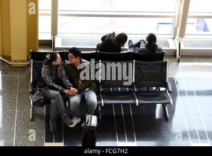 (160122) -- WASHINGTON, D.C., 22 janvier 2016 (Xinhua) -- passagers attendent pour les vols à l'Aéroport National Ronald Reagan de Washington, DC, le 22 janvier 2016. Washington, DC et un autre cinq états américains le long de la côte Est des États-Unis sur l'état d'urgence déclaré jeudi que la région a été prépare donc pour une tempête historique au cours du week-end qu'on attendait de vider jusqu'à 2 pieds de neige. Les principales compagnies aériennes ont commencé à annuler des vols pour vendredi et samedi. Selon FlightAware, un site de suivi de vol, au moins 2 000 vols le vendredi et un autre le samedi 3 000 devaient être annulées. (Xi Banque D'Images