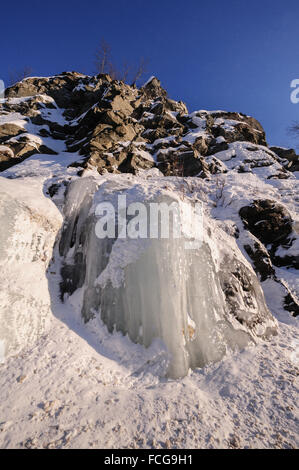 Cascade de glace sur un éperon rocheux, dans le nord de la Norvège, près d'Alta Banque D'Images