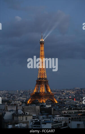 Tour Eiffel la nuit, Paris, France. Banque D'Images