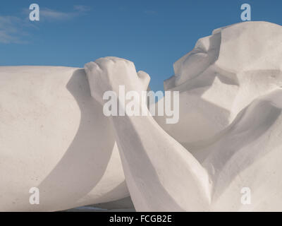 Sculpture homme barbu tenant fourreau contre ciel bleu au Carnaval Festival, la ville de Québec, Québec, Canada. Banque D'Images