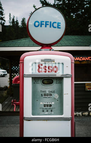 Vieille Station d'essence, réplique, Castle Junction, Bow Valley Parkway, parc national de Banff, Alberta, Canada Banque D'Images