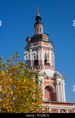 Clocher au-dessus de la porte d'église des Saints Zachary et Elizabeth au monastère de Donskoï, Moscou, Russie Banque D'Images