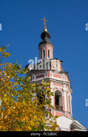 Clocher au-dessus de la porte d'église des Saints Zachary et Elizabeth au monastère de Donskoï, Moscou, Russie Banque D'Images