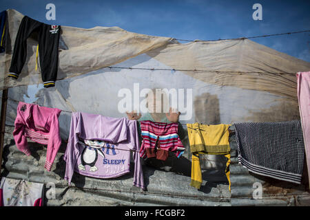 Gaza, bande de Gaza. 22 janvier, 2016. L'ombre d'une fille palestinienne est vu de la tente de sa famille dans un quartier pauvre de la ville de Beit Hanoun, dans le nord de la bande de Gaza, le Jan 22, 2016. © Wissam Nassar/Xinhua/Alamy Live News Banque D'Images