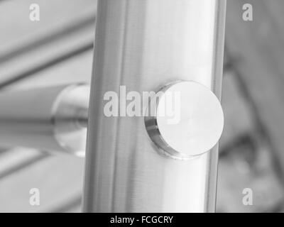 Close up of metal mixte acier inoxydable la main courante. Banque D'Images