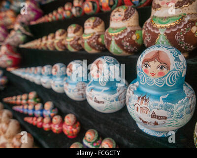 Poupées russes d'emboîtement dans diverses couleurs au marché de souvenirs Izmailovsky à Moscou. Banque D'Images