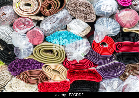 Un tas de couvertures roulées prêtes pour la vente au marché du vendredi de Bantry, West Cork, Irlande. Banque D'Images