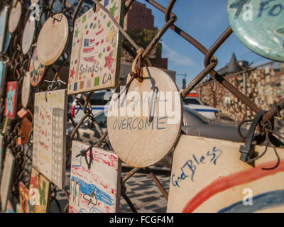 Les carreaux en céramique avec des messages au sujet du 11 septembre, 911 attaques à New York se suspendre à une clôture à Greenwich Village, New York, Banque D'Images