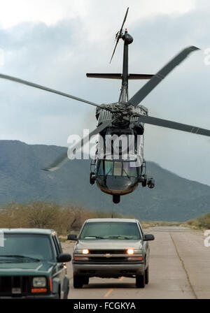 La US Customs and Border Protection (CBP Office d'air et d'exploitation de l'unité marine un Sikorsky UH-60 Blackhawk hélicoptère ici photographié lors d'un exercice intimidant 2 véhicules dans le sud-ouest des États-Unis. Voir la description pour plus d'informations. Banque D'Images