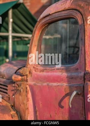 Vintage pick up truck rouge sur l'affichage à la Distillery District de Toronto, Ontario, Canada. Banque D'Images