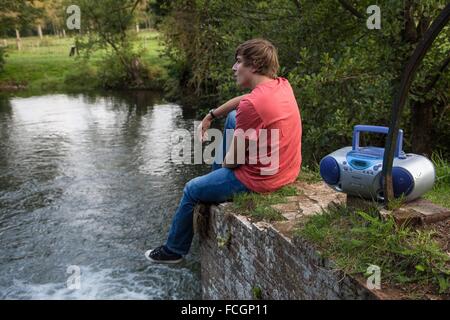 Adolescent ET DE LA MUSIQUE DANS LA NATURE Banque D'Images