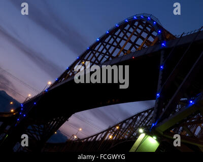 Blue Water Bridge, reliant Michigan USA et Canada de l'Ontario, avec feux bleus sur la nuit. Banque D'Images
