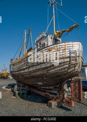 Vieux bateau débraillé à Reykjavik, Islande. Banque D'Images