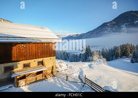 Paysage d'hiver avec vieille grange près de Bad Gastein, Autriche Salzburg Pongau Alpes - Europe Banque D'Images