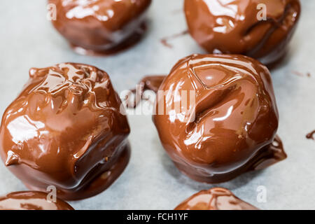 Un favori de Noël, des boules de chocolat au beurre d'arachide. Un mélange de beurre d'arachide, les noix, le sucre et d'autres substance douce et Banque D'Images